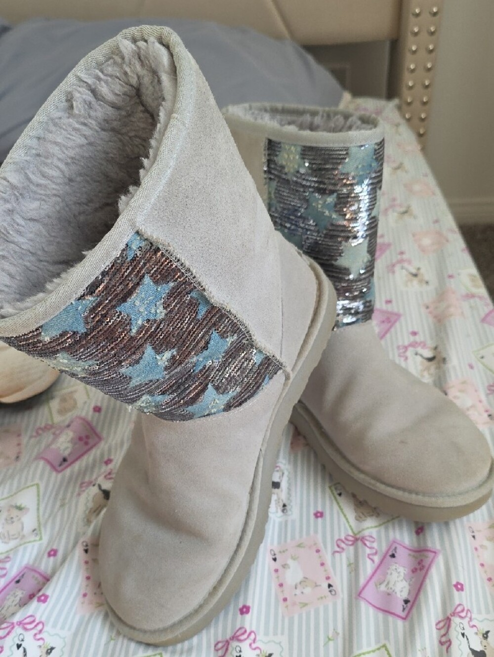 LIMITED RARE UGG Gray Shearling-Lined Boot Interior With Denim Stars And Sequin - Picture 8 of 9